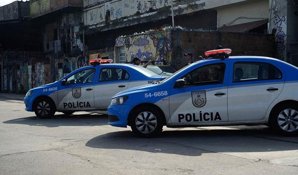 A Baixada Fluminense registrou mais do que o dobro do número de homicídios dolosos (com intenção de matar) que a cidade do Rio; o dado leva em conta o índice por 100 mil habitantes e faz parte do relatório Um Brasil dentro do Brasil pede socorro, lançado na Alerj; segundo o documento, no ano passado, foram registrados 18,5 homicídios por 100 mil habitantes na cidade do Rio, enquanto na Baixada foram 40,2 homicídios por 100 mil; o relatório foi elaborado pelo Fórum Grita Baixada e pelo Centro de Direitos Humanos da Diocese de Nova Iguaçu e financiado pelas instituições alemãs Misereor, Kinder Missionswerk e Aktions Kreis