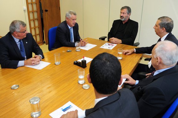 Para dar celeridade às obras das estações de captação e de tratamento de água do Sistema Produtor Corumbá 4, o governador de Brasília, Rodrigo Rollemberg, e o vice de Goiás, José Eliton, pediram apoio do ministro da Transparência, Fiscalização e Controladoria-Geral da União, Torquato Lorena Jardim, na sede da pasta; eles buscam uma solução para que os trabalhos — que avançam no lado do DF — sejam retomados em Goiás; o reservatório de Corumbá 4 deverá abastecer, em 2018, 1,3 milhão de pessoas em residências do Distrito Federal e de Goiás; ele terá capacidade para tratar 2,8 metros cúbicos de água por segundo