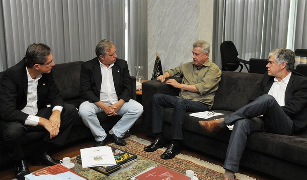 O governador Rodrigo Rollemberg os deputados federais Augusto Carvalho (SD), Izalci Lucas (PSDB), Rogério Rosso (PSD) — da bancada do Distrito Federal — e Gonzaga Patriota (PSB-PE); o encontro ocorreu no Palácio do Buriti e teve dois temas principais: a desobstrução de área pública nos condomínios do Altiplano Leste e a necessidade de recursos extras para pagar o reajuste dos policiais; Rollemberg sugeriu aos parlamentares que a bancada do DF se una para pleitear ao governo federal recursos do Fundo Constitucional do DF para que seja possível o reajuste dos policiais
