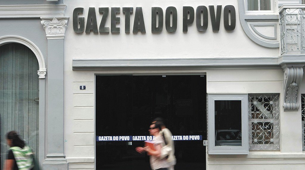 A equipe do jornal "Gazeta do Povo", de Curitiba, que é alvo de dezenas de processos movidos por juízes, foi escolhida para receber o Prêmio ANJ de Liberdade de Imprensa de 2016; depois de publicarem uma reportagem sobre supersalários de juízes e promotores do Paraná, repórteres do veículo estão sendo processados em várias de cidades pelo Estado por magistrados que pedem indenização por danos morais; os pedidos somam R$ 1,3 milhão em indenizações; em nota, Associação Nacional de Jornais (ANJ), que organiza a premiação, afirmou que os profissionais são vítimas de "assédio judicial"