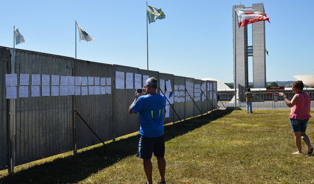 O governo do Distrito Federal já começa a montar o esquema de segurança na Esplanada dos Ministérios para a primeira votação sobre o processo de impeachment da presidente Dilma; as grades que vão dividir o público contrário e favorável ao impeachment; a sessão deverá começar na quarta-feira (11), mas a votação deve ocorrer na quinta-feira (12); o esquema de segurança também deve incluir, dos dois lados do muro, atendimentos de emergência pelo Corpo de Bombeiros