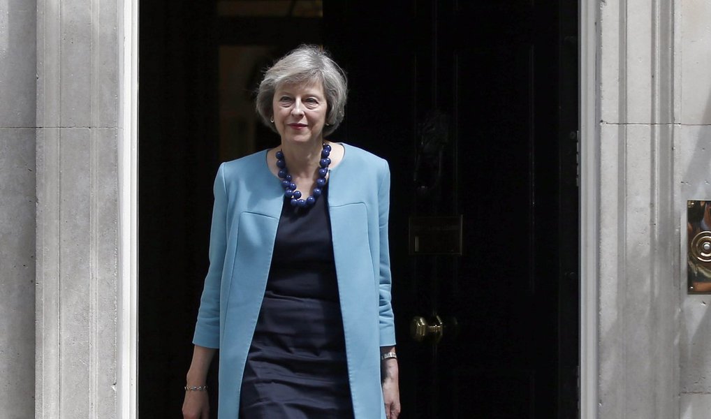 A ministra britânica do Interior, Theresa May, abriu boa vantagem sobre sua rival mais próxima, Andrea Leadsom, nesta terça-feira, na disputa para se tornar a nova primeira-ministra, mas a corrida foi ofuscada por abruptas movimentações pós-Brexit de investidores imobiliários e também no mercado de câmbio