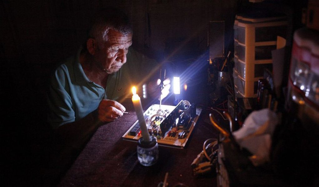 O racionamento no fornecimento de eletricidade na Venezuela originou protestos em diversas localidades do país, tendo havido tentativas de saques de estabelecimentos comerciais em alguns locais; maiores protestos ocorreram em Maracaibo, uma das cidades mais quentes da Venezuela, situada a oeste da capital, onde desde há dois dias a população reclama pela falta de eletricidade