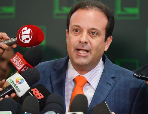 Com receio de não garantir um bom quorum, o governo mudou o foco e deixou a votação dos destaques ao projeto de renegociação da dívida dos estados e do Distrito Federal para esta terça-feira; a informação foi repassada nesta segunda pelo líder do governo na Câmara dos Deputados, André Moura (PSC-SE), após reunião do colégio e líderes; no lugar dos destaques serão votadas três medidas provisórias (MPs) que estão perto de perder a validade