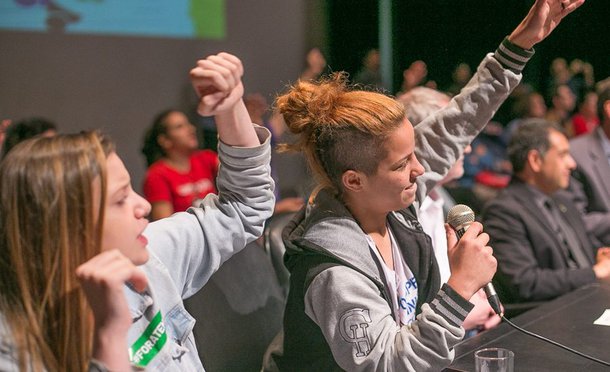 O valor do movimento estudantil que constrói elos e alianças com todos os setores injustiçados da sociedade é absolutamente necessário. O caráter suprapartidário da luta estudantil é saudável desde que não despreze os partidos que sempre se envolveram na defesa da educação e dos direitos humanos