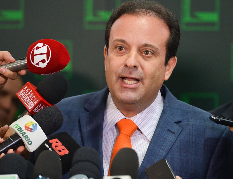 Com receio de não garantir um bom quorum, o governo mudou o foco e deixou a votação dos destaques ao projeto de renegociação da dívida dos estados e do Distrito Federal para esta terça-feira; a informação foi repassada nesta segunda pelo líder do governo na Câmara dos Deputados, André Moura (PSC-SE), após reunião do colégio e líderes; no lugar dos destaques serão votadas três medidas provisórias (MPs) que estão perto de perder a validade