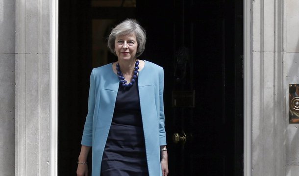 A ministra britânica do Interior, Theresa May, abriu boa vantagem sobre sua rival mais próxima, Andrea Leadsom, nesta terça-feira, na disputa para se tornar a nova primeira-ministra, mas a corrida foi ofuscada por abruptas movimentações pós-Brexit de investidores imobiliários e também no mercado de câmbio