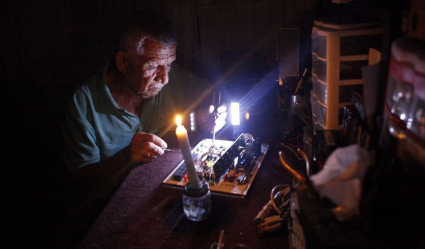 O racionamento no fornecimento de eletricidade na Venezuela originou protestos em diversas localidades do país, tendo havido tentativas de saques de estabelecimentos comerciais em alguns locais; maiores protestos ocorreram em Maracaibo, uma das cidades mais quentes da Venezuela, situada a oeste da capital, onde desde há dois dias a população reclama pela falta de eletricidade