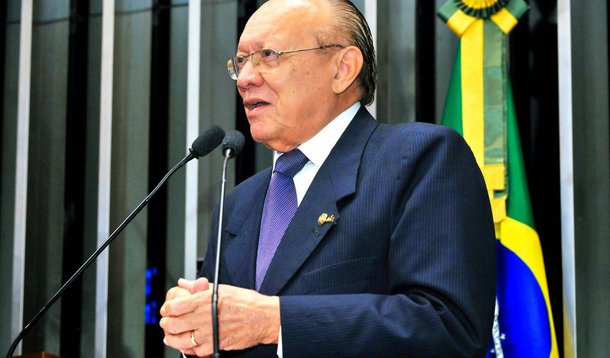 O presidente da Comissão de Ética do Senado, João Alberto de Sousa (PMDB) não deverá se licenciar do mandato por conta da Operação Lava Jato; caso se licenciasse, o suplente Clovis Fecury tenta manter o controle do DEM a todo custo; Clovis Fecury esperava assumir o mandato para evitar pressão sobre a legenda como a exercida pelo deputado Juscelino Filho que já se reuniu com o presidente nacioal do partido, senador Agripino Maia para tratar do assunto