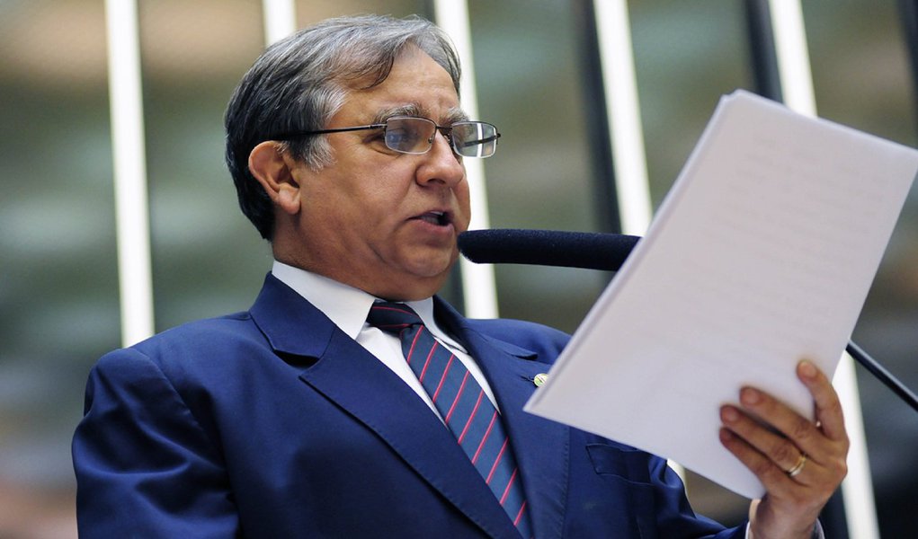 Um dos deputados federais mais críticos ao governo da presidente Dilma Rousseff, o deputado Izalci Lucas (PSDB-DF) acumula uma lista de infrações e processos; a mais recente foi a invasão de área pública da mansão do tucano no Lago Sul; para não ser alvo da operação do governo do Distrito Federal (GDF) para desobstruir as margens do Lado Paranoá, a casa de Izalci passou por reformas nos últimos dias, para se adequar à legislação; parlamentar é réu no Supremo Tribunal Federal por crime eleitoral, acusado de omitir recebimento de doação de R$ 300 mil da empresa Sapiens Tecnologia da Informação Ltda