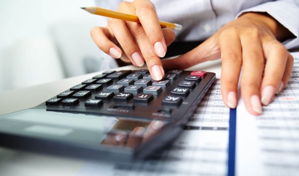 Em função da terceira etapa do Programa de Incentivo à Regularização Fiscal (Refis), o governo de Brasília suspendeu, para este ano, o processo de securitização de parte da dívida ativa; a estimativa era negociar ainda em 2015 uma carteira de parcelamentos, mas o valor poderia ser alterado com os refinanciamentos do Refis; a securitização será feita no início de 2016 e poderá render aos cofres públicos entre R$ 300 milhões e R$ 400 milhões, de acordo com o coordenador de Cobrança Tributária, da Secretaria de Fazenda, Rossini Dias