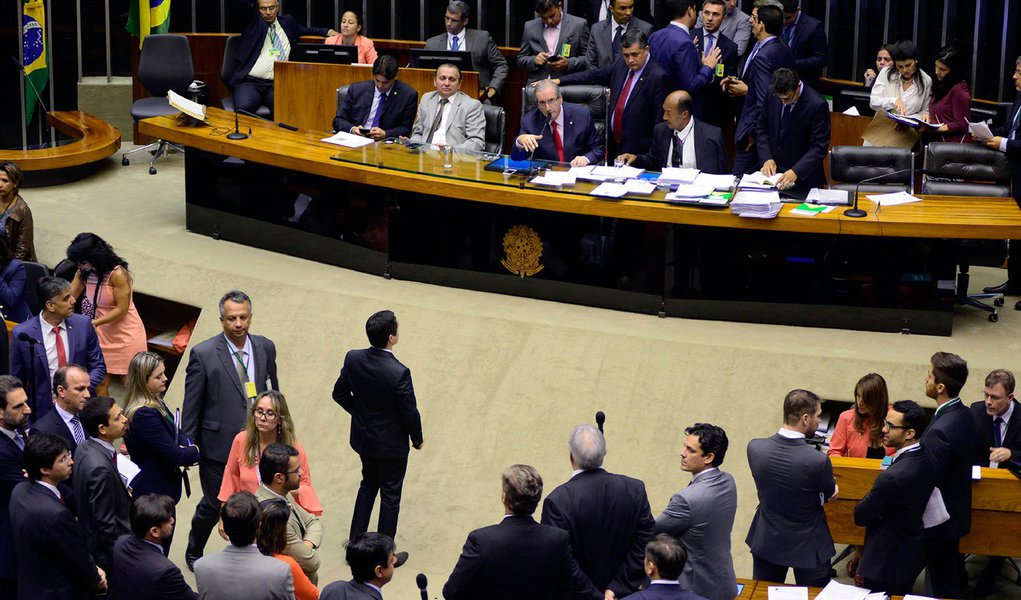 A votação do Projeto de Lei Complementar (PLP) 25/07, que amplia o alcance do Supersimples na Câmara dos Deputados, foi adiada para a próxima terça (1º) da próxima semana; o adiamento se deu com a aprovação de requerimento e, também, a pedido de líderes governistas, que defenderam a necessidade de mais tempo para negociar um texto de consenso para que ele possa ser aprovado pela quase unanimidade da Casa; segundo o líder do governo, José Guimarães, os governadores com quem ele conversou disseram que a proposta tem impacto grande nas receitas dos estados e, por isso, defenderam uma maior negociação