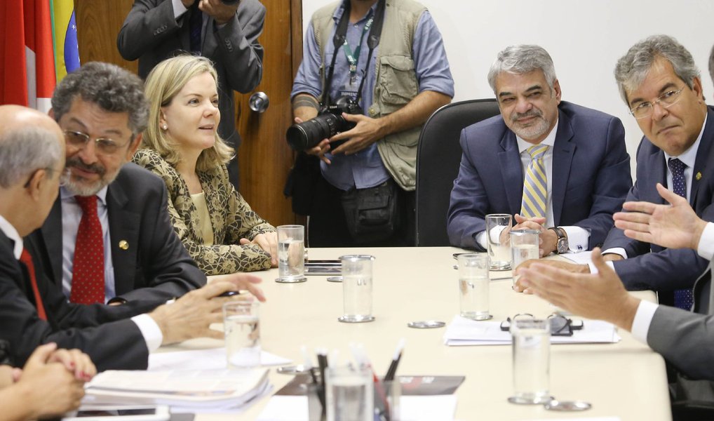 Senadores do PT decidiram indicar a senadora Gleisi Hoffmann (PR) para substituir Delcídio do Amaral (MS) na presidência da Comissão de Assuntos Econômicos (CAE), uma das mais importantes do Senado; outro cargo ocupado por Delcídio, o de líder do governo no Senado, continua sem definição pelo Planalto; "A ideia é encontrar alguém [nos partidos da base aliada] que possa ter trânsito em toda a base de sustentação e tenha diálogo também com a oposição. Eu acredito que será fácil encontrar um nome para desempenhar esse papel", explicou Humberto Costa, reconduzido à liderança do PT