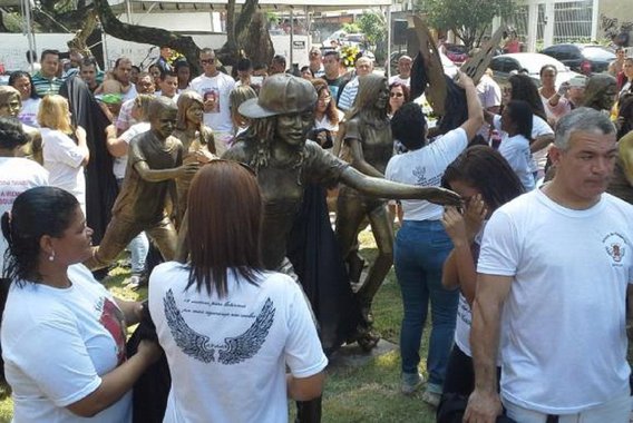 Um monumento em homenagem às 12 crianças e adolescentes mortos por um atirador na Escola Municipal Tasso da Silveira, em Realengo, na zona oeste da cidade do Rio de Janeiro, foi inaugurado na manhã deste domingo em uma praça nos fundos do colégio; chacina aconteceu em abril de 2011, quando um ex-aluno entrou armado na unidade e matou os estudantes, todos com idade entre 12 e 15 anos
 