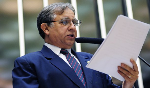 Um dos deputados federais mais críticos ao governo da presidente Dilma Rousseff, o deputado Izalci Lucas (PSDB-DF) acumula uma lista de infrações e processos; a mais recente foi a invasão de área pública da mansão do tucano no Lago Sul; para não ser alvo da operação do governo do Distrito Federal (GDF) para desobstruir as margens do Lado Paranoá, a casa de Izalci passou por reformas nos últimos dias, para se adequar à legislação; parlamentar é réu no Supremo Tribunal Federal por crime eleitoral, acusado de omitir recebimento de doação de R$ 300 mil da empresa Sapiens Tecnologia da Informação Ltda