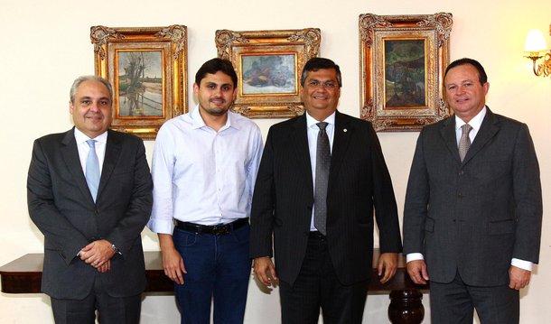 Com o objetivo de unir esforços em torno da conclusão das obras de duplicação da BR-135, o governador Flávio Dino e o líder da Bancada Federal do Maranhão, deputado federal Juscelino Filho, estiveram reunidos no Palácio dos Leões; ficou estabelecida a participação do executivo estadual na reunião da Bancada Federal que vai tratar da cobrança, junto ao governo Federal, do término da obra que se arrasta há quatro anos; única via de acesso terrestre para a cidade de São Luís, a BR-135, no trecho do Estreito dos Mosquitos até Bacabeira, está em processo de duplicação desde 2012; é cenário permanente de acidentes, como o registrado no último domingo (3), quando oito pessoas morreram no choque entre uma caçamba e um carro de passeio