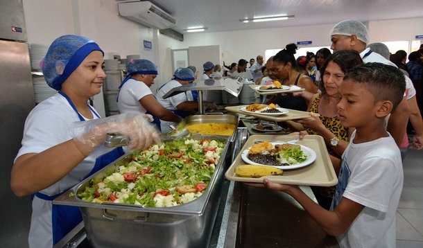 O governador do Maranhão, Flávio Dino (PCdoB) inaugura, neste sábado (9), dois restaurantes populares - às 11h em Pedreiras, no Centro do Estado, e às 13h em Lago da Pedra, Centro-Oeste maranhense; os restaurantes populares são unidades públicas de alimentação e nutrição que ofertam refeições nutritivas ao preço simbólico de R$ 2 e a distribuição de 1.100 refeições diárias, no almoço, e 550 no jantar; os principais públicos alvos da ação são desempregados, estudantes, trabalhadores, moradores de rua e famílias em situação de insegurança alimentar
 