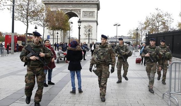 O governo francês decidiu nesta quarta (18) proibir as manifestações que estavam planejadas para ocorrer durante a Cúpula do Clima da ONU (COP 21), marcada para o fim deste mês em Paris; estava prevista uma marcha em defesa do clima no dia 29 de novembro, na véspera da abertura do evento, e outra no dia 12 de dezembro, um dia depois do encerramento; a COP 21 vai ocorrer em Bourget, no norte de Paris, de 30 de novembro a 11 de dezembro, com representantes de 195 países