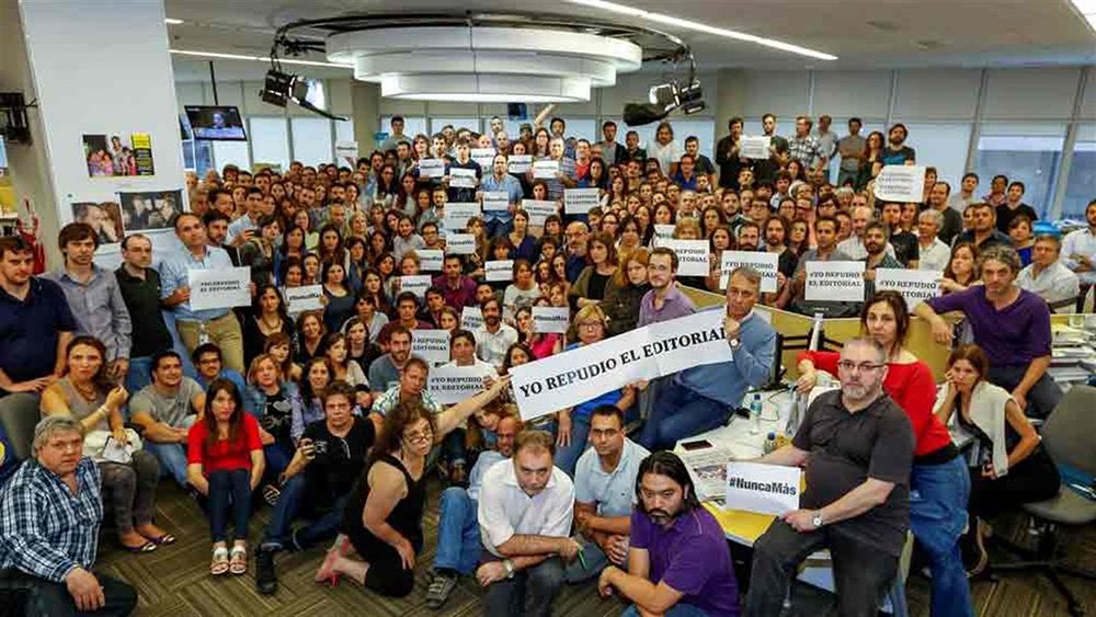 "Dizemos SIM à DEMOCRACIA, à continuidade dos julgamentos dos crimes contra a humanidade e dizemos NÃO ao ESQUECIMENTO", diz trecho do comunicado divulgado pelos jornalistas; jornal argentino defendeu ontem, um dia depois da vitória do conservador Mauricio Macri à presidência, a anistia aos militares que atuaram na ditadura e pediu o fim do que chamou de "violação dos direitos humanos" cometidos pelo governo de Cristina Kirchner