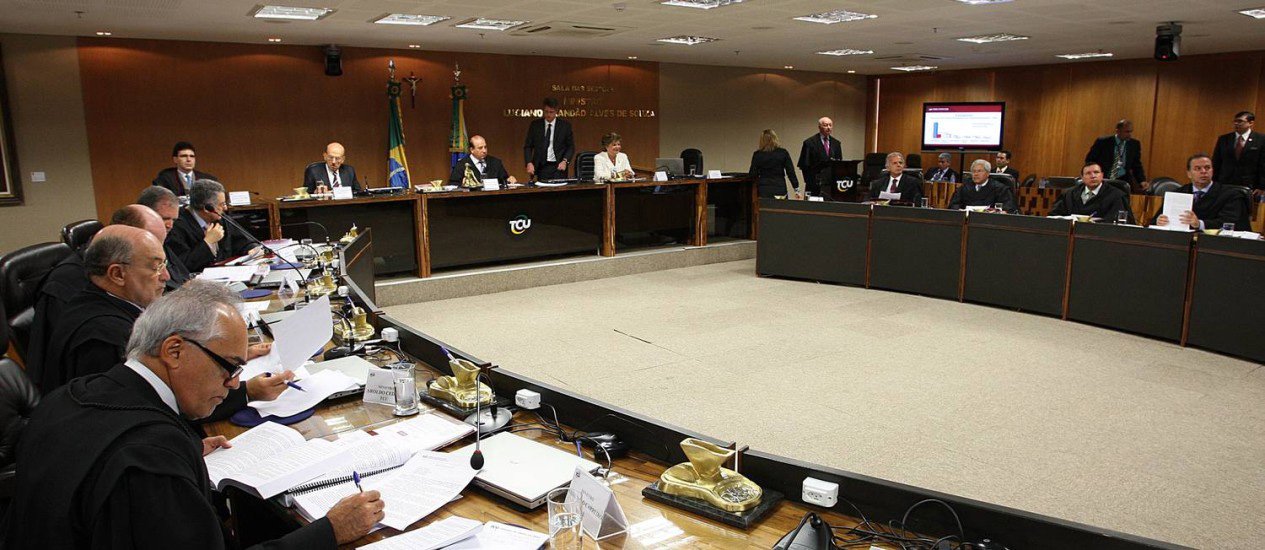 Tribunal de Contas da União decidiu nesta quarta-feira, 23, por unanimidade, que a devolução de R$ 100 bilhões pelo Banco Nacional de Desenvolvimento Econômico e Social (BNDES) ao Tesouro é uma operação legal, dando respaldo à medida anunciada pelo presidente Michel Temer quando ainda interino para redução da dívida bruta; relator do caso, ministro Raimundo Carreiro, sublinhou que os recursos devem se destinar exclusivamente a esse fim, rechaçando eventual direcionamento para auxílio a Estados