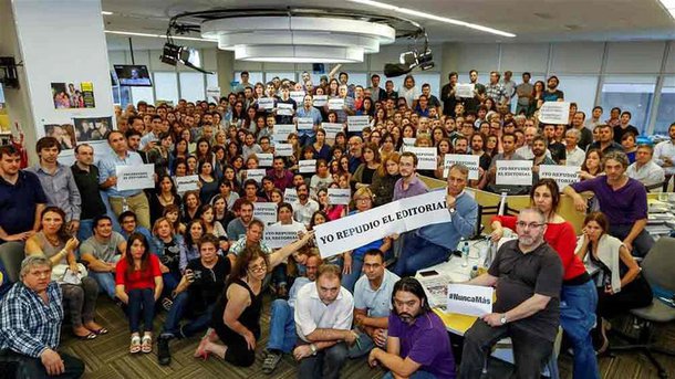 "Dizemos SIM à DEMOCRACIA, à continuidade dos julgamentos dos crimes contra a humanidade e dizemos NÃO ao ESQUECIMENTO", diz trecho do comunicado divulgado pelos jornalistas; jornal argentino defendeu ontem, um dia depois da vitória do conservador Mauricio Macri à presidência, a anistia aos militares que atuaram na ditadura e pediu o fim do que chamou de "violação dos direitos humanos" cometidos pelo governo de Cristina Kirchner