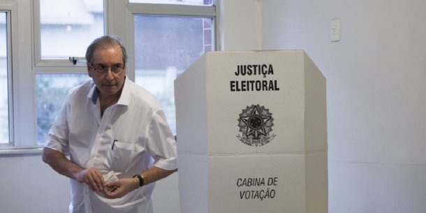 Deputado federal cassado foi chamado de "palhaço" ao deixar local de votação na Barra da Tijuca, no Rio de Janeiro, na manhã deste domingo; peemedebista disse ter votado no candidato a vereador Chiquinho Brazão (PMDB), "como sempre", sem revelar sua escolha para a Prefeitura do Rio, "em respeito ao partido"; mas deu a dica de que não será o candidato de seu partido, o PMDB, Pedro Paulo: "Não votei em quem votou contra mim"