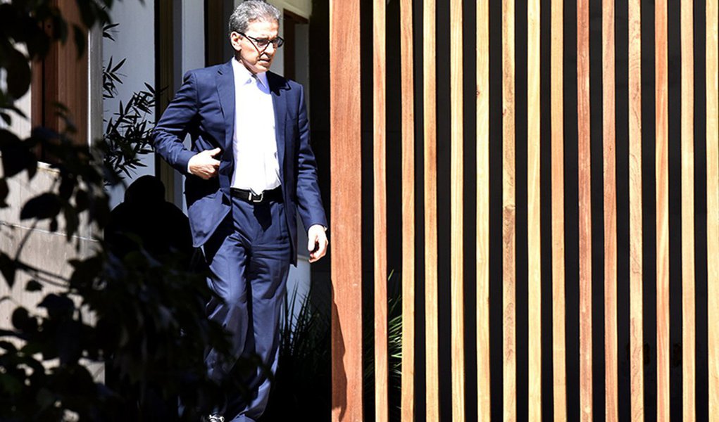 Ex-senador pelo Distrito Federal Luiz Estevão se disse conformado com a decisão da 1ª Vara Federal Criminal de São Paulo que determinou, nesta segunda, sua imediata prisão por pena de 31 anos de reclusão pelos crimes de peculato, estelionato qualificado, corrupção ativa, uso de documento falso e participação em quadrilha ou bando; “Era um cenário que aconteceria em algum momento e terminou por acontecer hoje. Isso ai é uma questão agora para advogado. O que vou fazer é aguardar a expedição do mandado e ficar à disposição da polícia para iniciar o cumprimento da pena, que é minha obrigação, apenas isso”, disse ele à Rádio Nacional