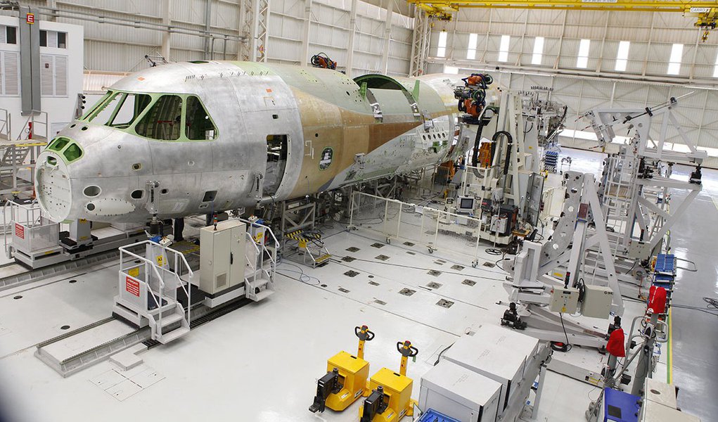 A Embraer inicio mais um plano de demissão voluntária (PDV), que se estenderá até o próximo dia 11; o PDV está aberto apenas para engenheiros, secretários e técnicos de nível médio, funções que representam aproximadamente 50% dos empregados da Embraer; neste ano, a empresa já demitiu 1,4 mil pessoas