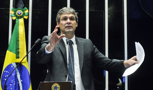 O senador Lindbergh Farias (PT-RJ) atribuiu a crise política a um “movimento golpista” e avaliou que o governo da presidente Dilma sofre ataques de um “Estado policial” que atua acima da lei e da Constituição; ao citar a revelação das conversas telefônicas de Dilma com o ex-presidente Lula, Lindbergh acusou o juiz Sérgio Moro de seguir uma agenda política e atuar como “justiceiro de bairro” sob o pretexto de combate à corrupção; para o senador, a gravação constitui uma “grosseira ilegalidade”, pois já tinha sido determinado o fim da interceptação telefônica, e atenta contra a soberania do país por envolver o sigilo da Presidência da República