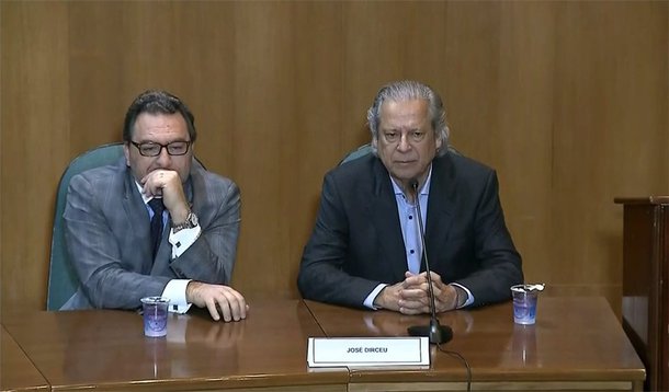 Advogado Roberto Podval, que atua na defesa de José Dirceu, afirmou que irá pedir a transferência do ex-ministro, que está preso desde o dia 3 de agosto na carceragem da Polícia Federal em Curitiba, para o Complexo Médico-Penal, em Pinhais (PR); "Não tenho dúvida que uma penitenciária é melhor que a Custódia da PF. Não pelo tratamento, o tratamento da PF é perfeito, as pessoas são simpáticas, o acesso é fácil. Mas é um lugar fechado, não tem sol, só meia hora. Faz muito mal para a saúde", justificou o advogado