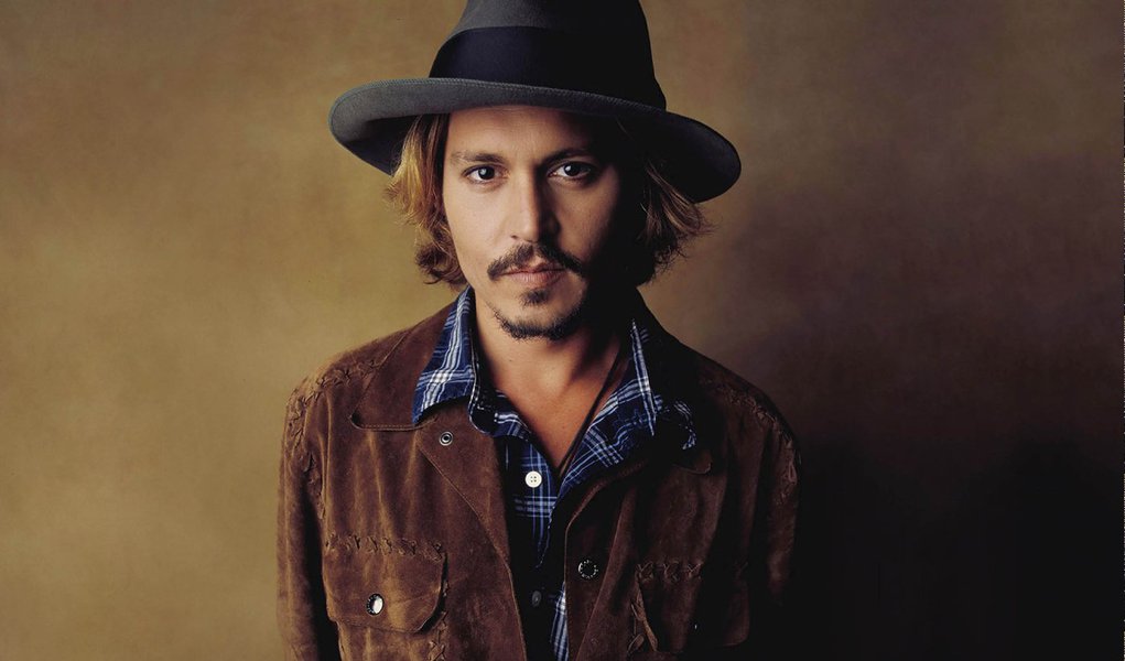 O ator Johnny Depp afirmou que não teve que cavar fundo para buscar seu lado mau na interpretação do gângster irlandês-americano James "Whitey" Bulger no filme "Aliança do Crime", exibido nesta sexta-feira fora da competição no Festival Internacional de Cinema de Veneza; "Encontrei o mal em mim muito tempo atrás e o aceitei, somos velhos amigos", disse Depp quando indagado sobre como trocou o fanfarrão Capitão Jack Sparrow de "Piratas do Caribe" pelo criminoso de Boston