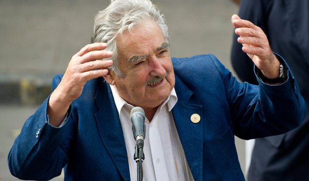 Homenageado por ter promovido a integração do continente sulamericano, o ex-presidente do Uruguai José Mujica disse nesta quinta-feira, 27, no Rio, que o Brasil "tem força suficiente para superar as dificuldades"; "O país já teve grandes presidentes e grandes dificuldades. O problema está no derrotismo de achar que está tudo perdido", afirmou; Mujica pediu humildade entre os políticos; "Não é uma apologia da pobreza e da miséria. Os políticos tem que viver como a maioria e não como a minoria privilegiada", afirmou