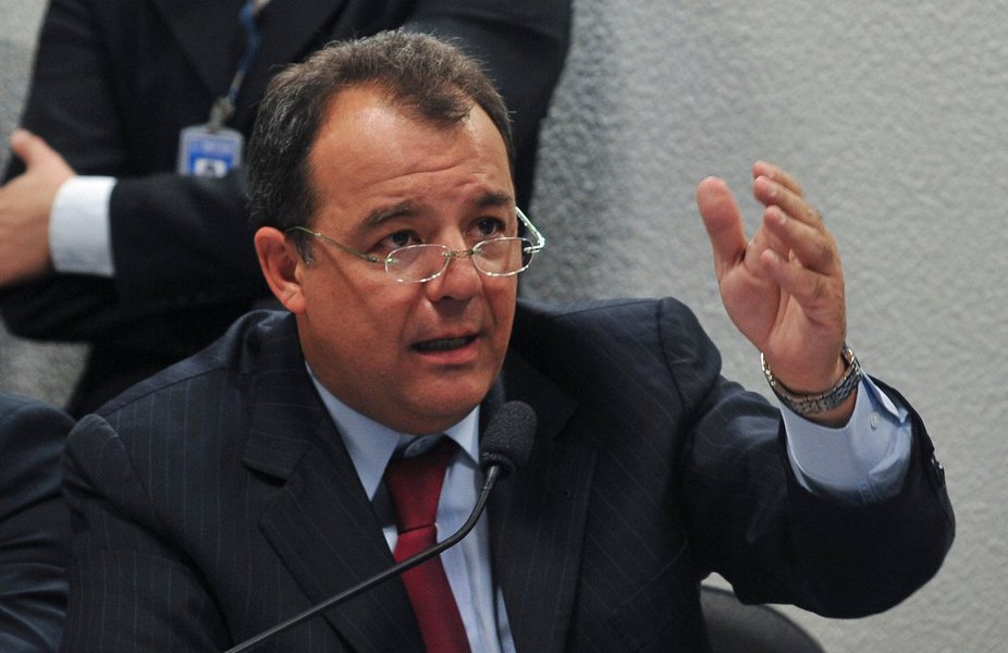 Ex-governador Sergio Cabral, do Rio de Janeiro, teria sido citado na delação premiada de Otávio Azevedo, presidente da Construtora Andrade Gutierrez, como um dos políticos que teriam recebido suborno da empreiteira – o outro seria o ex-ministro Edison Lobão; Andrade fechou acordo de leniência, pelo qual devolverá R$ 1 bilhão à União; Cabral não quis comentar