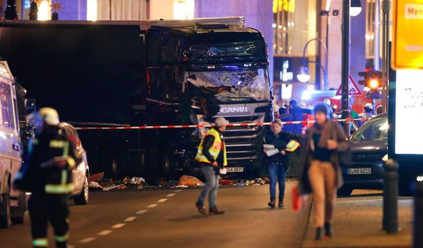 Um caminhão avançou contra uma multidão em uma feira natalina na capital alemã, Berlim, nesta segunda-feira, 19, matando nove pessoas e deixando 50 feridos, informou a polícia; mídia alemã diz que as primeiras indicações apontaram para um ataque ao mercado, situado perto da elegante avenida Kurfuerstendamm e aos pés da igreja Kaiser Wilhelm, que foi mantida como uma ruína após a Segunda Guerra Mundial; imagens de televisão de Berlim mostraram um caminhão parado em meio aos escombros de pequenas barracas de madeira que compõem a feira "Christkindlmarkt", uma das várias do tipo em Berlim nesta época do ano; veja vídeos