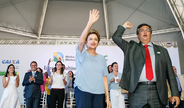 Ao lado de Ciro Gomes (PDT) e Carlos Lupi (PDT), governador Flávio Dino (PCdoB) denuncia o golpismo da oposição contra o governo Dilma Rousseff e faz um alerta: "A Constituição é nossa base para dizer que agora impeachment é golpe, pois não houve crime de responsabilidade"; "É a partir dela [Dilma] e do Governo que se pode construir um novo pacto nacional. Mas para isso é preciso que o conjunto de forças do Congresso mude sua atitude, que hoje é de sabotagem. Governo e oposição são essenciais para a democracia", disse