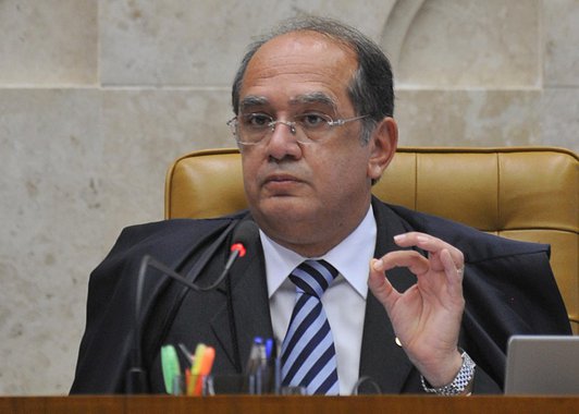 O ministro do Supremo Tribunal Federal Gilmar Mendes ingressou na Justiça com uma ação penal contra o líder do Movimento dos Trabalhadores Sem-Teto (MTST) e colunista da Folha, Guilherme Boulos, pela publicação de um texto com críticas à atuação do magistrado; dob o título "Gilmar Mendes e o Bolivarianismo", a coluna de Boulos foi publicada em 13 de novembro de 2014 e criticou uma entrevista concedida por Mendes, na qual o ministro adverte contra o risco de que o STF "se converta numa corte bolivariana" em função da possibilidade de presidentes petistas nomearem dez dos 11 integrantes do tribunal; Mendes pede indenização de R$ 100 mil