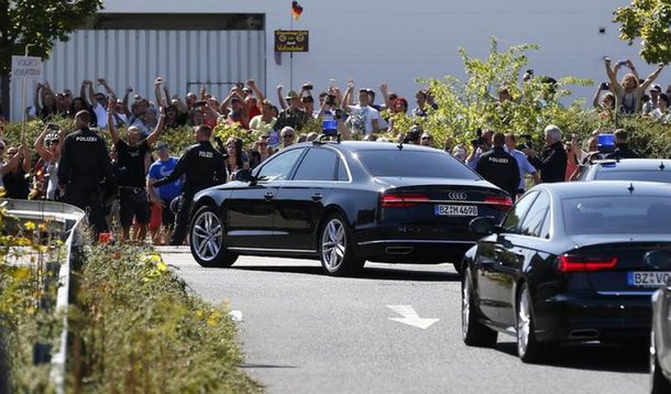 Vaiada durante visita a Heidenau, cidade do leste da Alemanha que foi cenário de protestos violentos contra refugiados no fim de semana, a chanceler prometeu que sua nação não irá tolerar a xenofobia e repetiu que os confrontos, nos quais 31 policiais ficaram feridos, foram "vergonhosos e repulsivos"