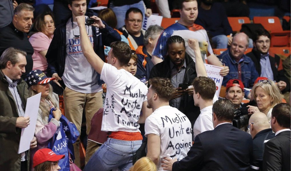 Ohio está entre os cinco Estados que realizarão eleições primárias na terça-feira; o comício de Donald Trump em Chicago foi cancelado na sexta-feira após brigas entre apoiadores do candidato e manifestantes; os rivais de Trump no Partido Republicano condenaram os protestos, mas disseram que seu discurso incendiário era parcialmente culpado por isso