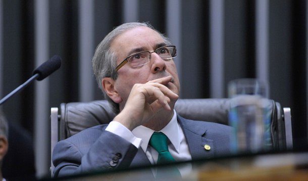 O presidente da Câmara dos Deputados, Eduardo Cunha (PMDB-RJ), recebeu nesta quarta-feira (26) a notificação relativa a denúncia feita pela Procuradoria-Geral da República (PGR) contra ele por corrupção e lavagem de dinheiro; Cunha é apontado como beneficiário de propina de US$ 5 milhões originária do esquema de corrupção na Petrobras investigado pela Operação Lava Jato; o peemedebista, que nega as acusações, terá agora 15 dias para apresentar sua defesa