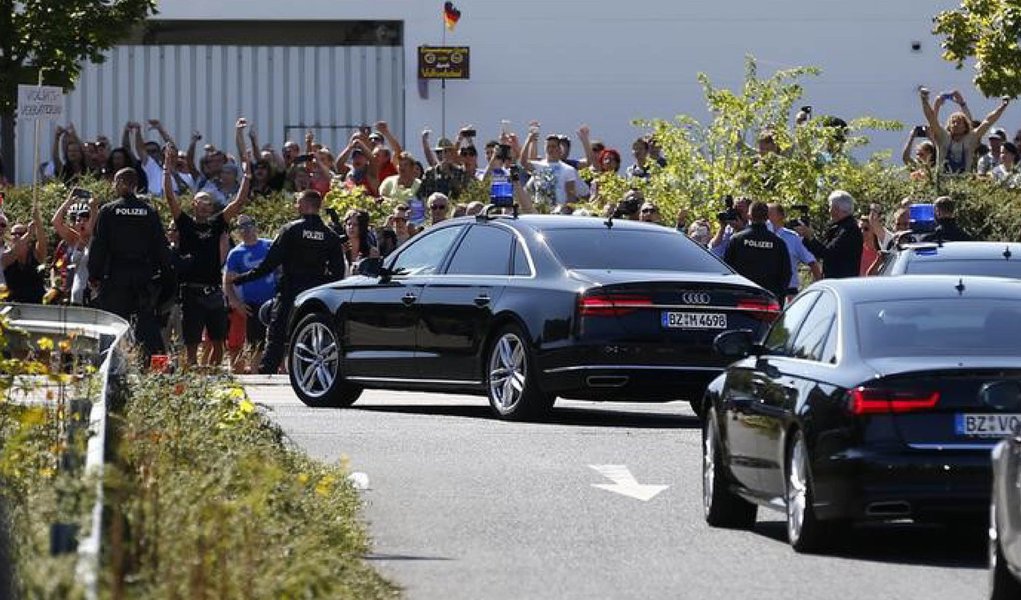 Vaiada durante visita a Heidenau, cidade do leste da Alemanha que foi cenário de protestos violentos contra refugiados no fim de semana, a chanceler prometeu que sua nação não irá tolerar a xenofobia e repetiu que os confrontos, nos quais 31 policiais ficaram feridos, foram "vergonhosos e repulsivos"