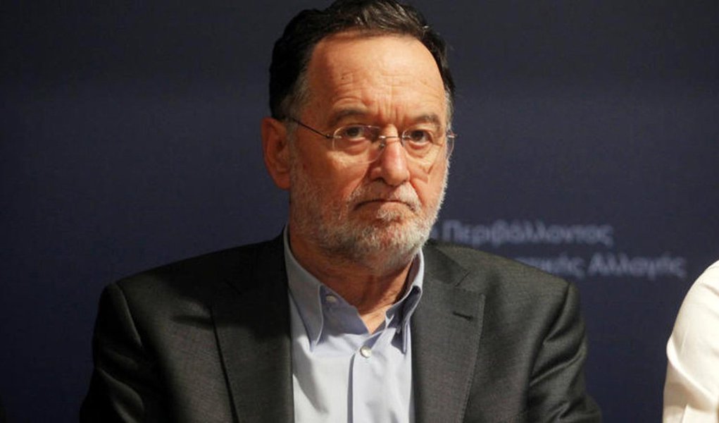 Líder da Unidade Popular, Panagiotis Lafazanis, anunciou formalmente ao presidente do país, Prokopis Pavlopoulos a desistência de formar um governo; constitutição grega  permite que os três maiores partidos com representaçõa parlamentar possam formar uma coalizão em caso de renúncia do primeiro ministro menos de um ano após este assumir o cargo; "Acho que podemos ir a eleições em conformidade com o espírito da Constituição", disse Lafazanis