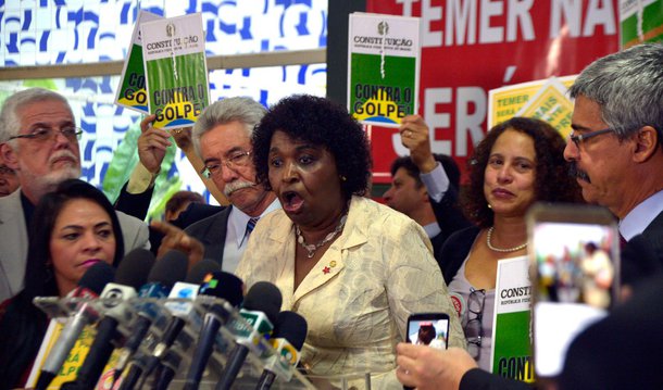 Em ato no Salão Verde da Câmara para denunciar o "golpe contra a democracia", um grupo formado por parlamentares do PT, PCdoB e PDT, com apoio do PSOL e de setores da Rede Sustentabilidade e de outros partidos, prometeram votar contra projetos que venham ser encaminhados pelo vice-presidente da República, Michel Temer, caso ele assuma a Presidência interinamente; "O que propõe para o País é uma agenda neoliberal, conservadora, para a retirada de direitos, mas a Bancada do PT estará na frente da luta para impedir esses retrocessos", disse o líder do PT Afonso Florence