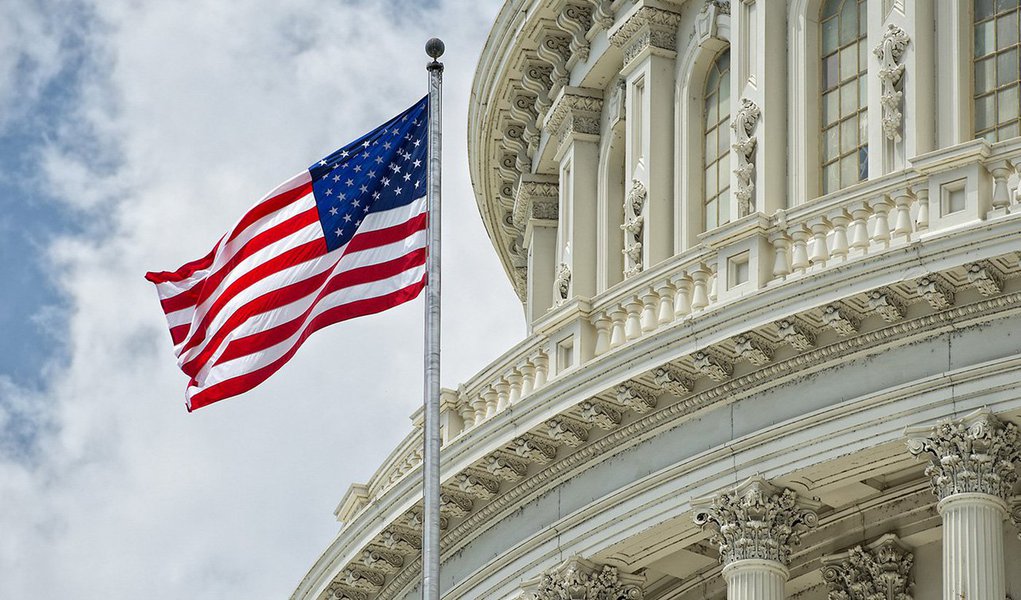 Segundo o Departamento de Comércio, economia dos EUA cregistrou um crescimento acima do esperado para o segundo trimestre deste ano; impulso permite que o Federal Reserve, banco central norte-americano, possa aumentar as taxas de juros ainda neste ano; Produto Interno Bruto (PIB) cresceu ao ritmo anual de 3,7%; bem acima da taxa de 2,3% prevista para o período