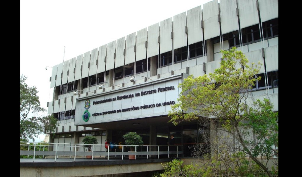 A Procuradoria da República do Distrito Federal denunciou à Justiça Federal nesta quinta (27) duas ex-servidoras públicas por fraude em contrato para eventos da posse do segundo mandato do ex-presidente Luiz Inácio Lula da Silva, em 2007; segundo o MPF, que ingressou com ação civil por improbidade administrativa, as funcionárias públicas que atuavam à época no Ministério da Cultura desviaram um montante de R$ 759.450 em contrato com a empresa Aplauso Organização de Eventos; além da ex-diretora de gestão Elaine Santos e da ex-assessora especial Cyntia Campos, ambas do Ministério da Cultura, foram denunciadas Márcia Faula e Andrea Pereira, sócias-administradoras da empresa de eventos