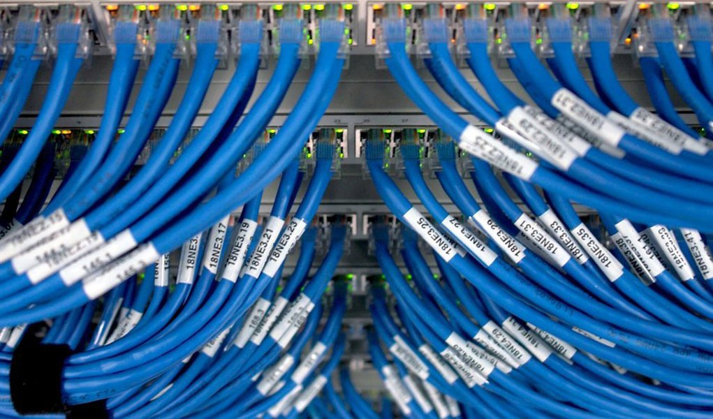Governo estuda lançar um plano nacional de expansão da internet que pretende aumentar de 60% para 75% o percentual de domicílios brasileiros conectados nos próximos dois anos; pelos cálculos da Secretaria de Telecomunicações do Ministério da Ciência, Tecnologia, Inovação e Comunicações, responsável pelo plano, será preciso levantar inicialmente R$ 30 bilhões; parte do recurso sairia da troca das multas já aplicadas pela Anatel às teles por investimentos a serem feitos pelas empresas na oferta de banda larga em locais carentes