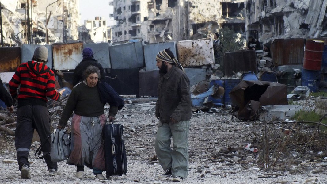 Combatentes do Estado Islâmico tomaram neste domingo (1º) o controle da cidade síria de Maheen, na província de Homs, após um ataque a forças governamentais na região, disse um grupo de monitoramento e um comunicado dos jihadistas; ataque deixou o grupo a 20 quilômetros da principal estrada que liga Damasco a Homs e cidades mais ao norte, mesmo depois de a Rússia e o governo sírio terem intensificado o bombardeio contra insurgentes na região oeste e noroeste do país