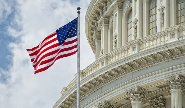 Segundo o Departamento de Comércio, economia dos EUA cregistrou um crescimento acima do esperado para o segundo trimestre deste ano; impulso permite que o Federal Reserve, banco central norte-americano, possa aumentar as taxas de juros ainda neste ano; Produto Interno Bruto (PIB) cresceu ao ritmo anual de 3,7%; bem acima da taxa de 2,3% prevista para o período