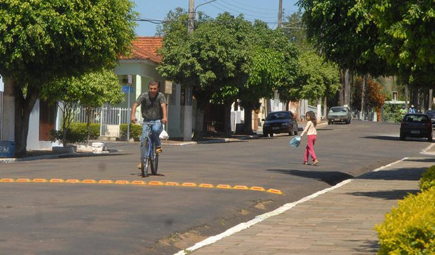 Com 21 milhões de habitantes, Região Metropolitana de São Paulo reúne 10% dos moradores de todo o país. Dezessete maiores cidades têm 22% do total; a do Rio tem 12,3 milhões (6%) e a de Belo Horizonte, 5,9 milhões (2,9%); de acordo com o IBGE, 1.364 cidades (24,5%) registraram redução populacional de 2014 para 2015