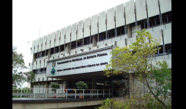 A Procuradoria da República do Distrito Federal denunciou à Justiça Federal nesta quinta (27) duas ex-servidoras públicas por fraude em contrato para eventos da posse do segundo mandato do ex-presidente Luiz Inácio Lula da Silva, em 2007; segundo o MPF, que ingressou com ação civil por improbidade administrativa, as funcionárias públicas que atuavam à época no Ministério da Cultura desviaram um montante de R$ 759.450 em contrato com a empresa Aplauso Organização de Eventos; além da ex-diretora de gestão Elaine Santos e da ex-assessora especial Cyntia Campos, ambas do Ministério da Cultura, foram denunciadas Márcia Faula e Andrea Pereira, sócias-administradoras da empresa de eventos