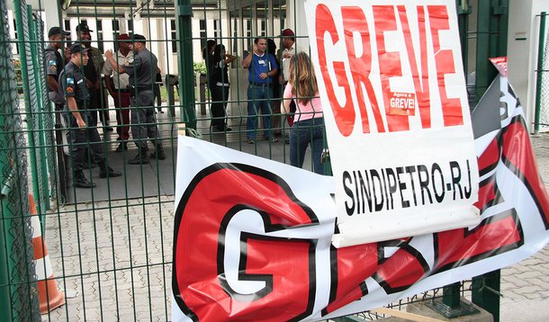 Sindicato dos Petroleiros do Estado do Rio de Janeiro (Sindipetro-RJ) anunciou que a categoria deflagrará greve por tempo indeterminado a partir da meia noite da próxima quinta-feira (29); trabalhadores decidiram rejeitar a contraproposta apresentada pela Petrobras em reunião realizada no último dia 16; movimento também é contra a venda de ativos da estatal que prevê, no novo Plano de Negócios e Gestão 2017-2021, a venda de ativos no valor total de US$ 19,5 bilhões